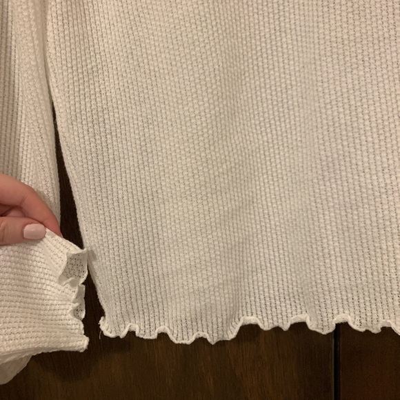 ☁️URBAN OUTFITTERS lettuce edge top☁️ - Picture 3 of 4